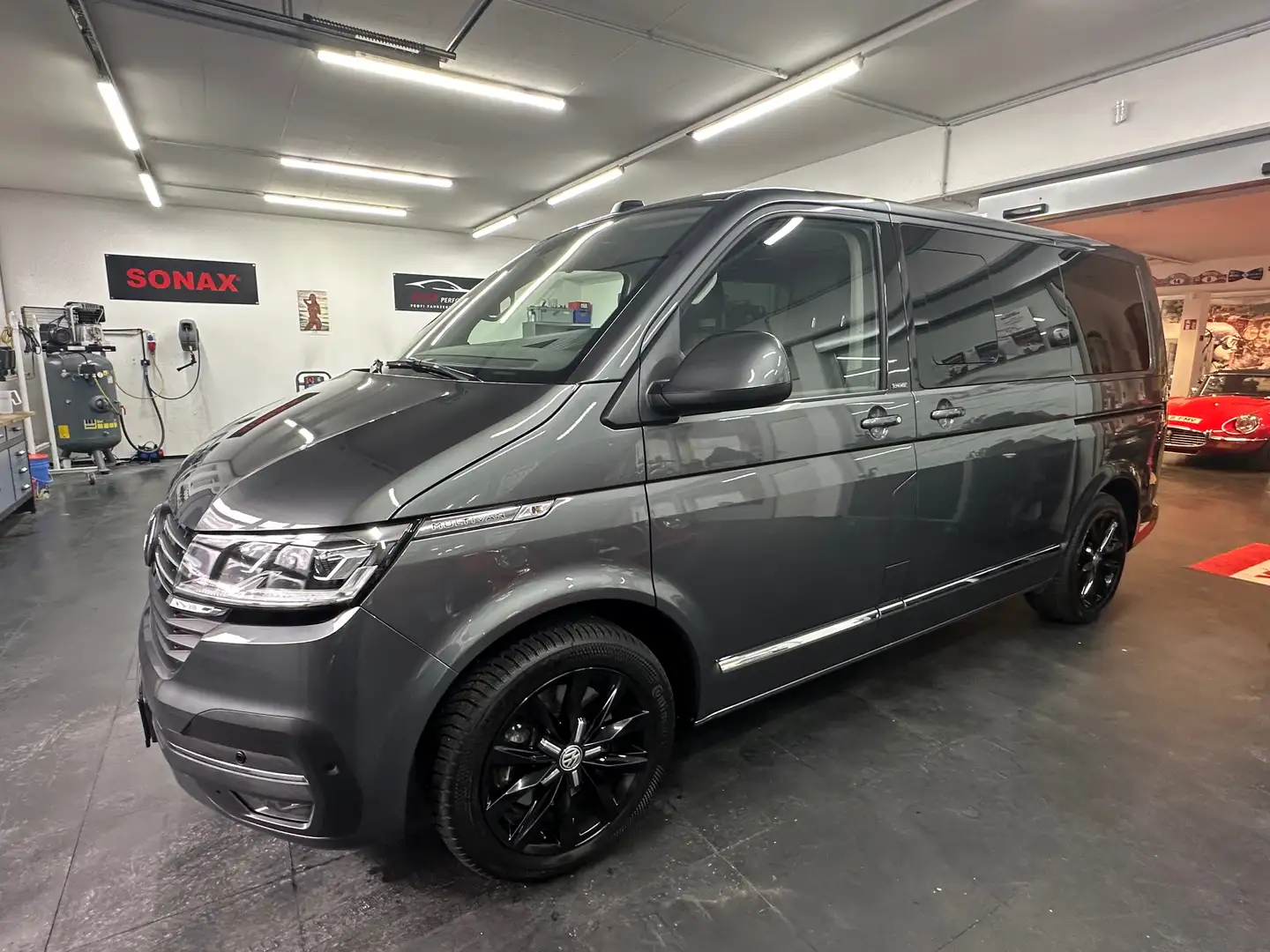Volkswagen T6.1 Multivan Cruise Grau - 1
