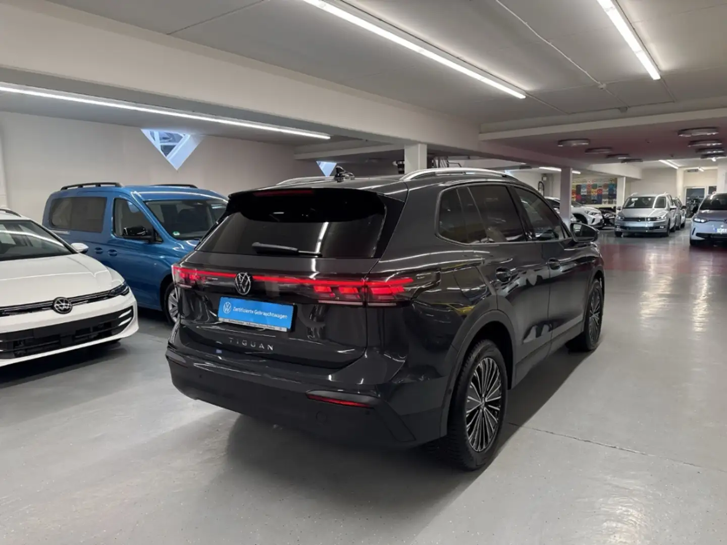 Volkswagen Tiguan Life 2.0 TDI DSG AHK Navi LED ACC Rückfahrkamera Grau - 2