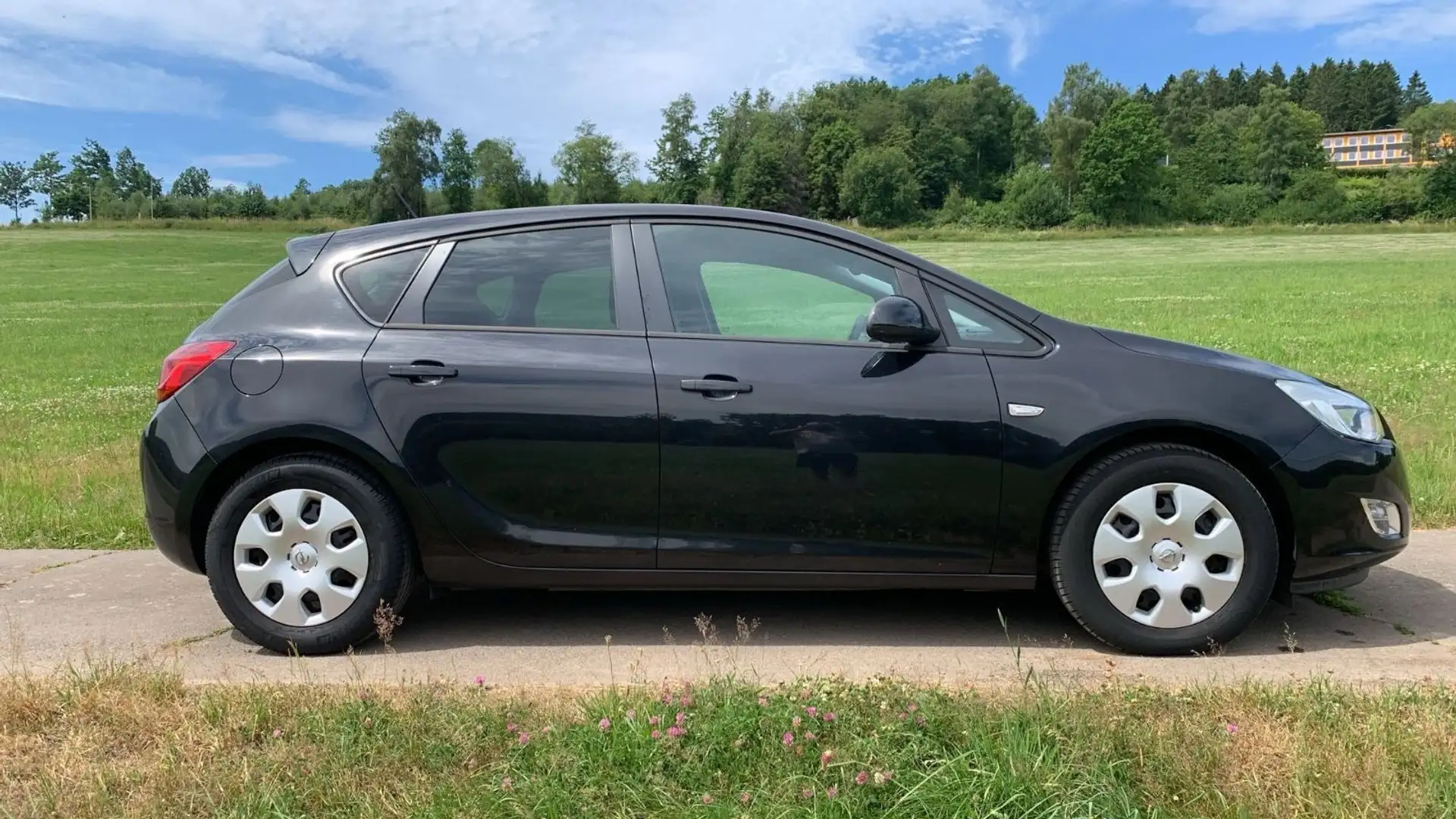 Opel Astra J Lim. 5-trg. Design Edition Schwarz - 2