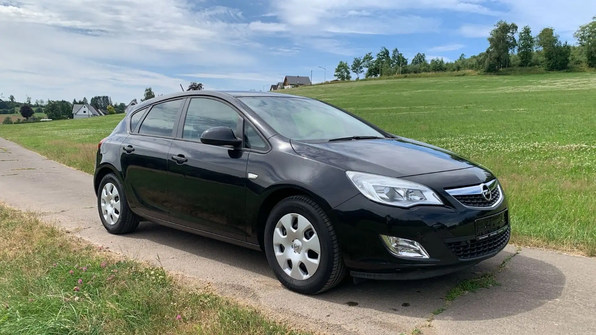Opel Astra J Lim. 5-trg. Design Edition Schwarz - 1