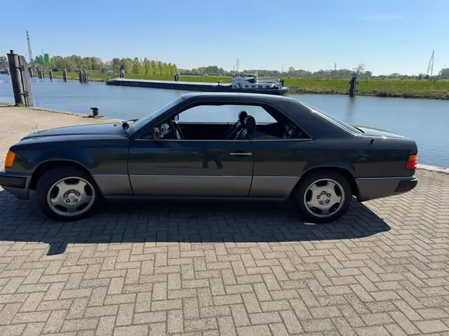 Mercedes-Benz E 230 COUPE