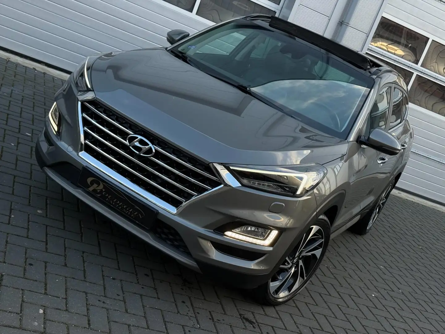 Hyundai TUCSON 1.6 T-GDI Premium Plus / TREKHAAK / CARPLAY / PANO Gris - 2