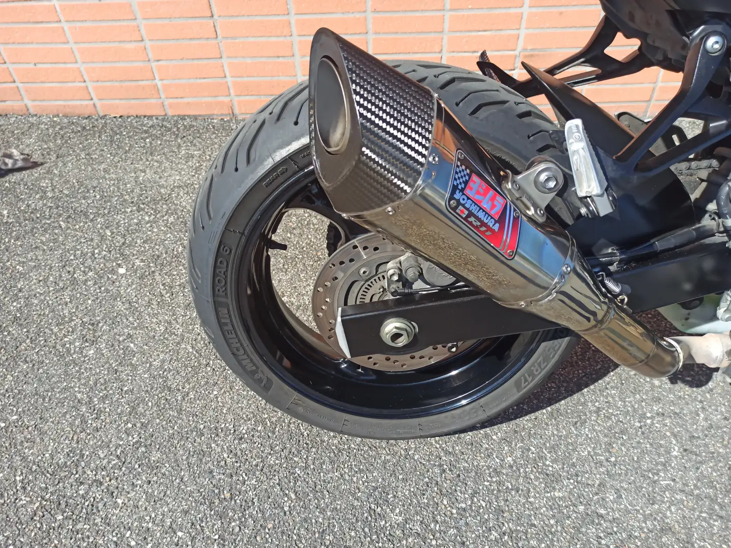 Suzuki GSR 750 Negro - 2