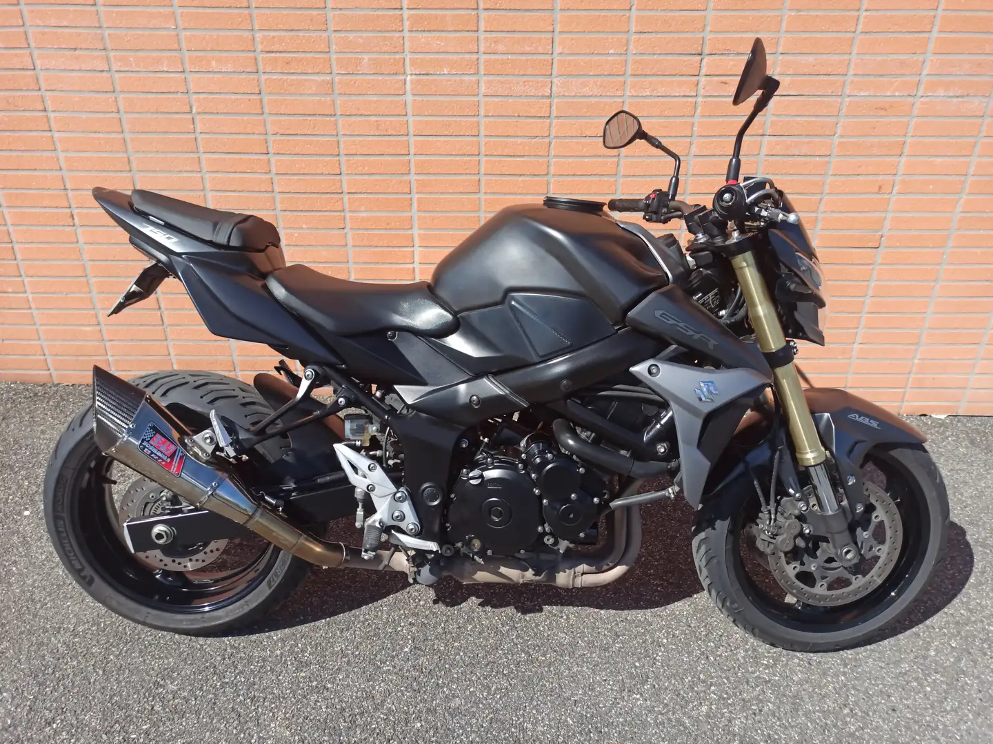 Suzuki GSR 750 Negro - 1