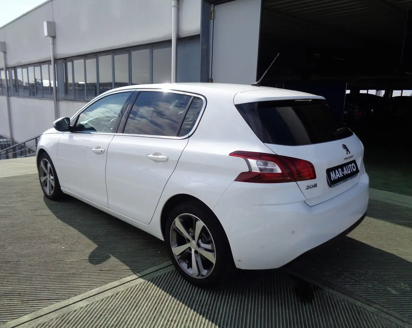 Peugeot 308 BlueHDi 120 S&S Allure White - 2