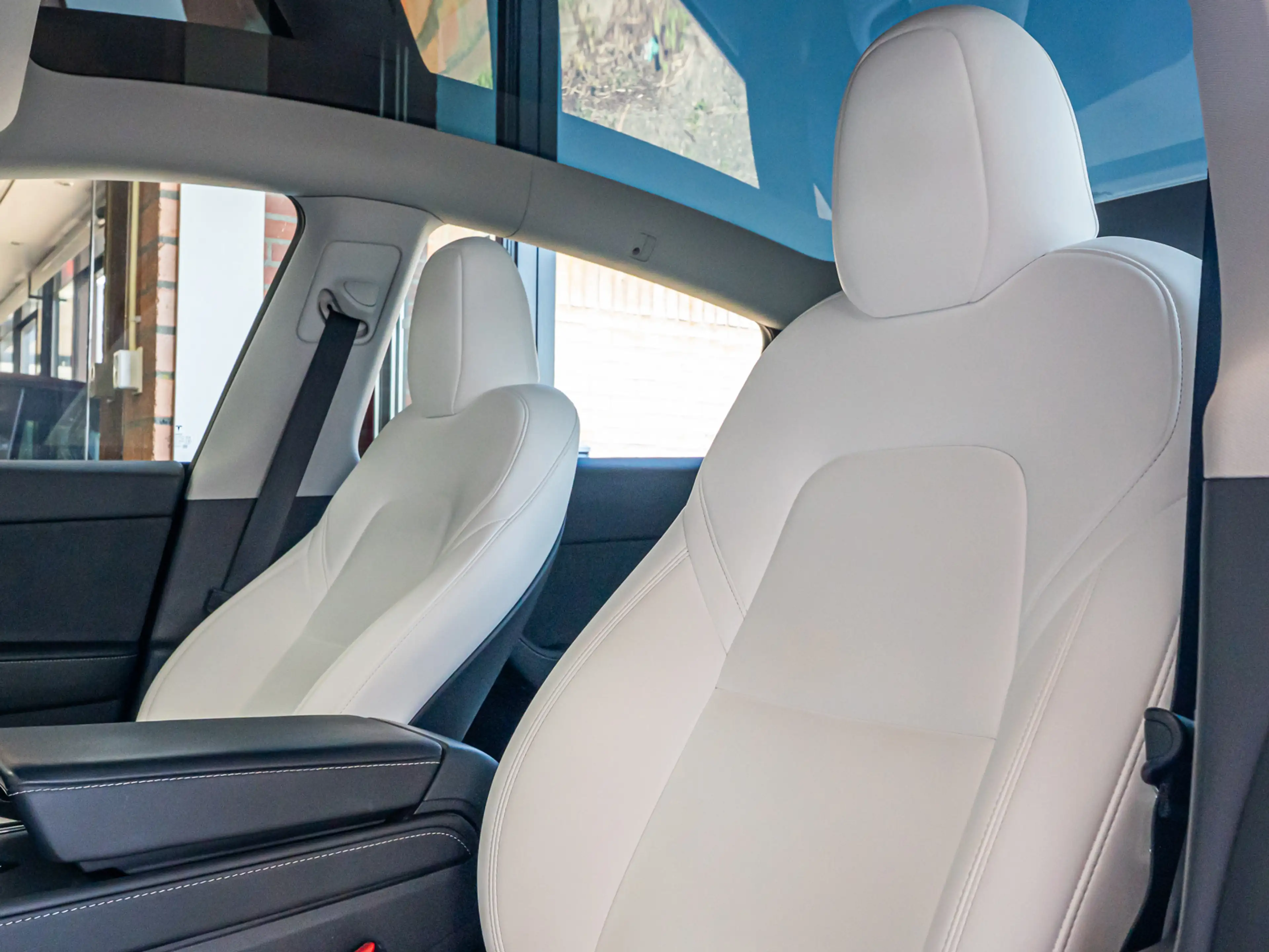 Tesla Model Y Long Range AWD 75 kWh TREKHAAK WIT LEER — photo 2