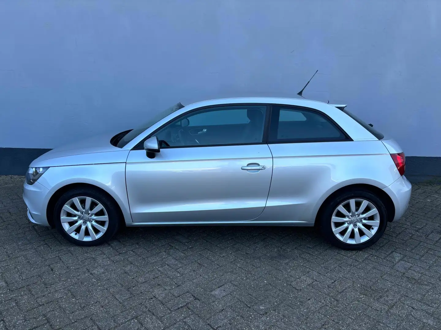 Audi A1 1.2 TFSI Attraction Pro Line Business Grau - 2