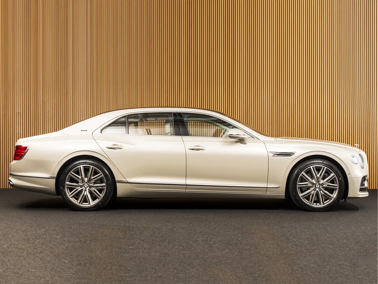 Bentley Flying Spur 2024 — фото 6