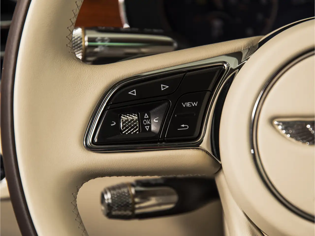 Bentley Flying Spur 2024 — фото 32