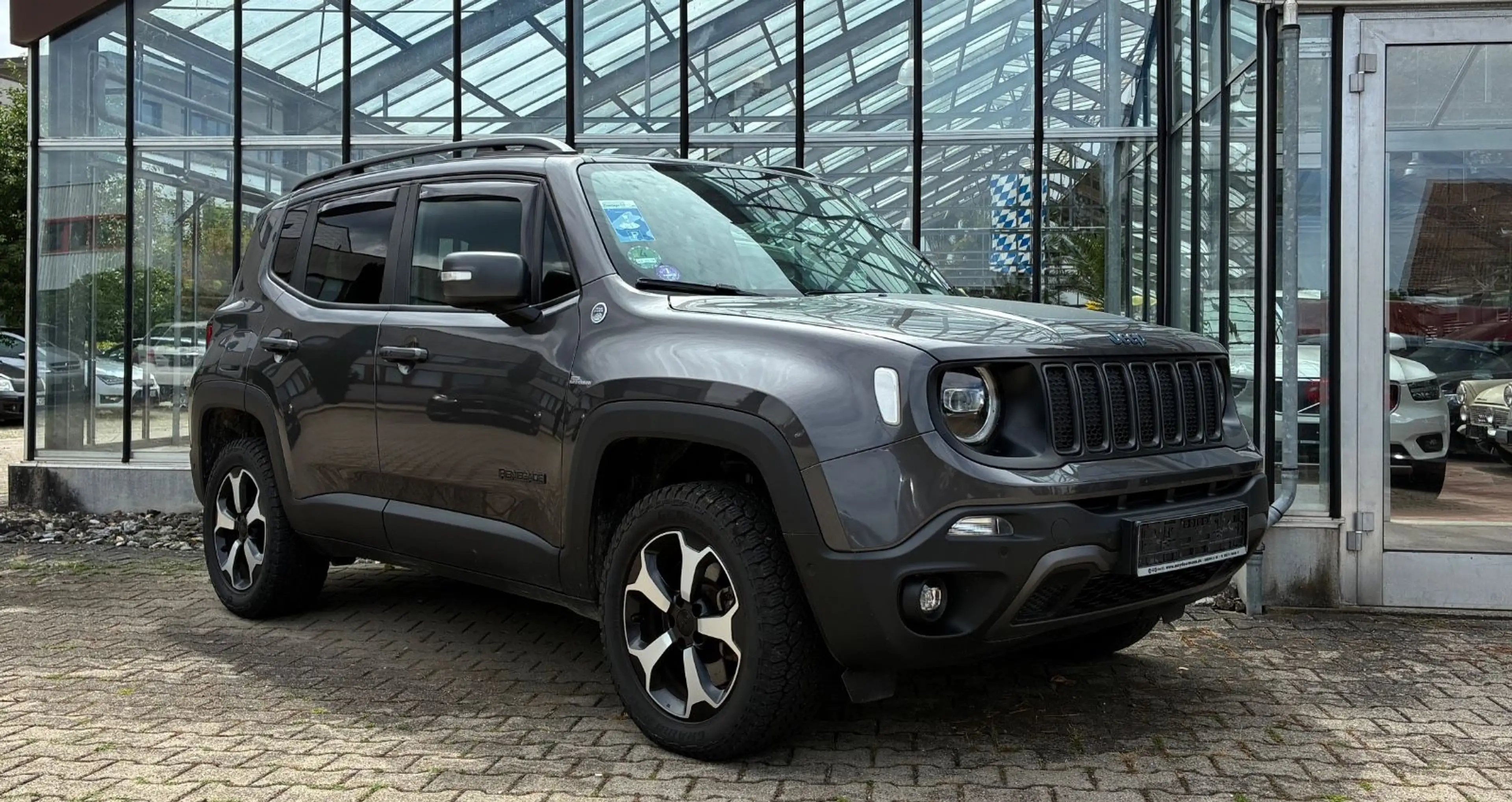 Jeep Renegade Trailhawk Plug-In-Hybrid 4xe — photo 4