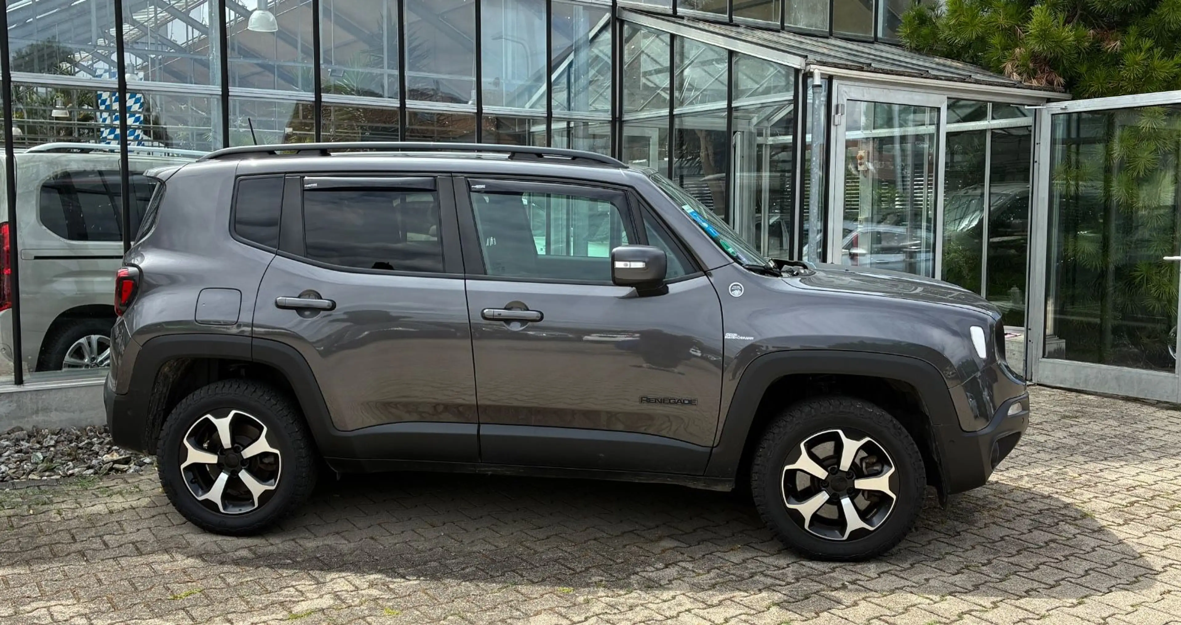 Jeep Renegade Trailhawk Plug-In-Hybrid 4xe — photo 7