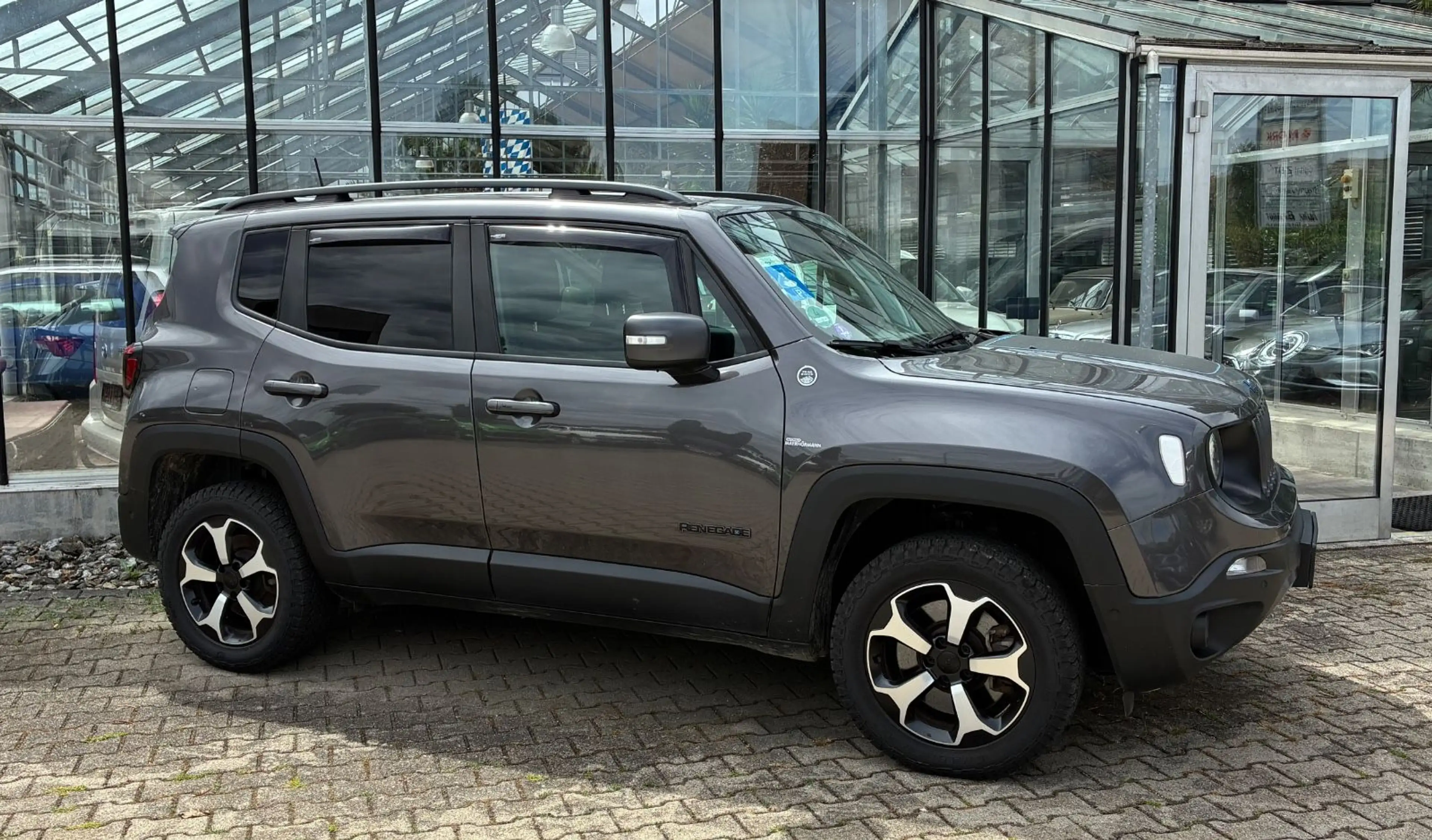 Jeep Renegade Trailhawk Plug-In-Hybrid 4xe — photo 2