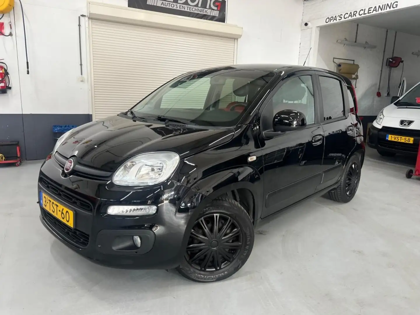Fiat Panda 0.9 TWINAIR LOUNGE, Climaatcontrol, Media radio bl Zwart - 1