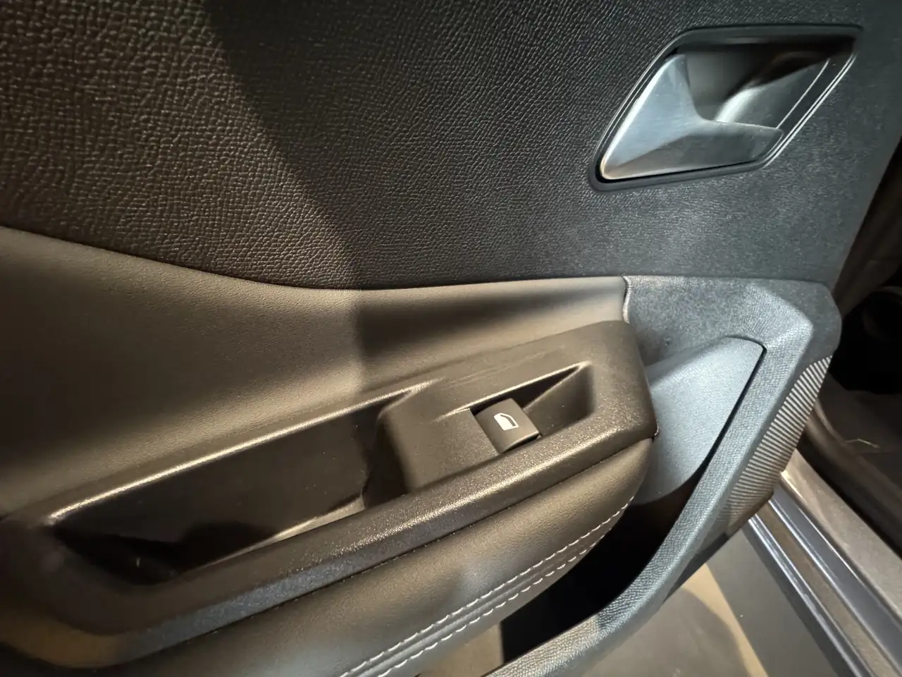 Peugeot 408 1.6 HYbrid Allure 180 EAT8 251pk Automaat, LMV, Na 12
