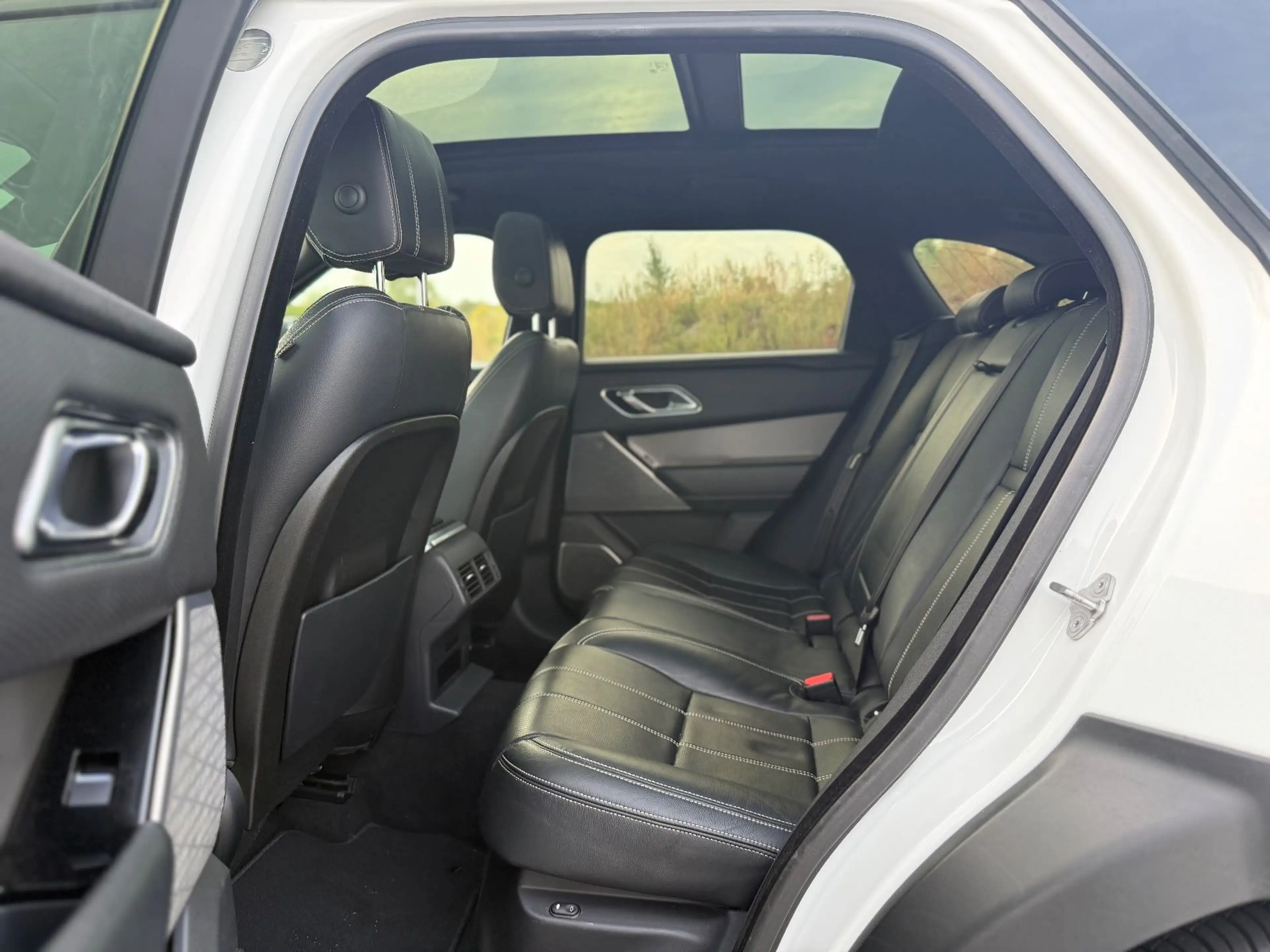 Land Rover Range Rover Velar SE / Design Paket Black ! — photo 9