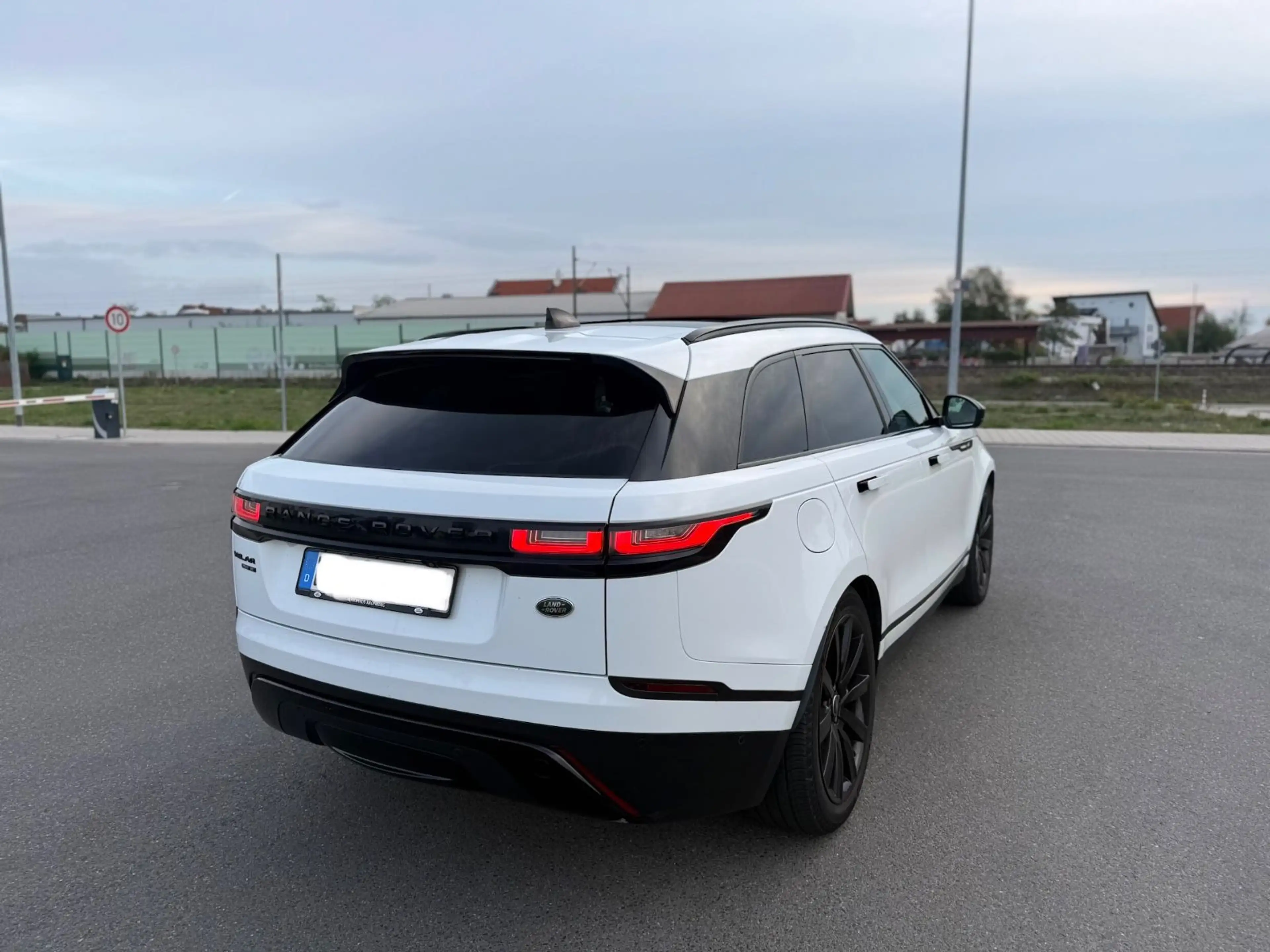 Land Rover Range Rover Velar SE / Design Paket Black ! — photo 4
