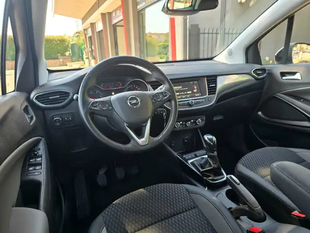 Opel Crossland X view 3