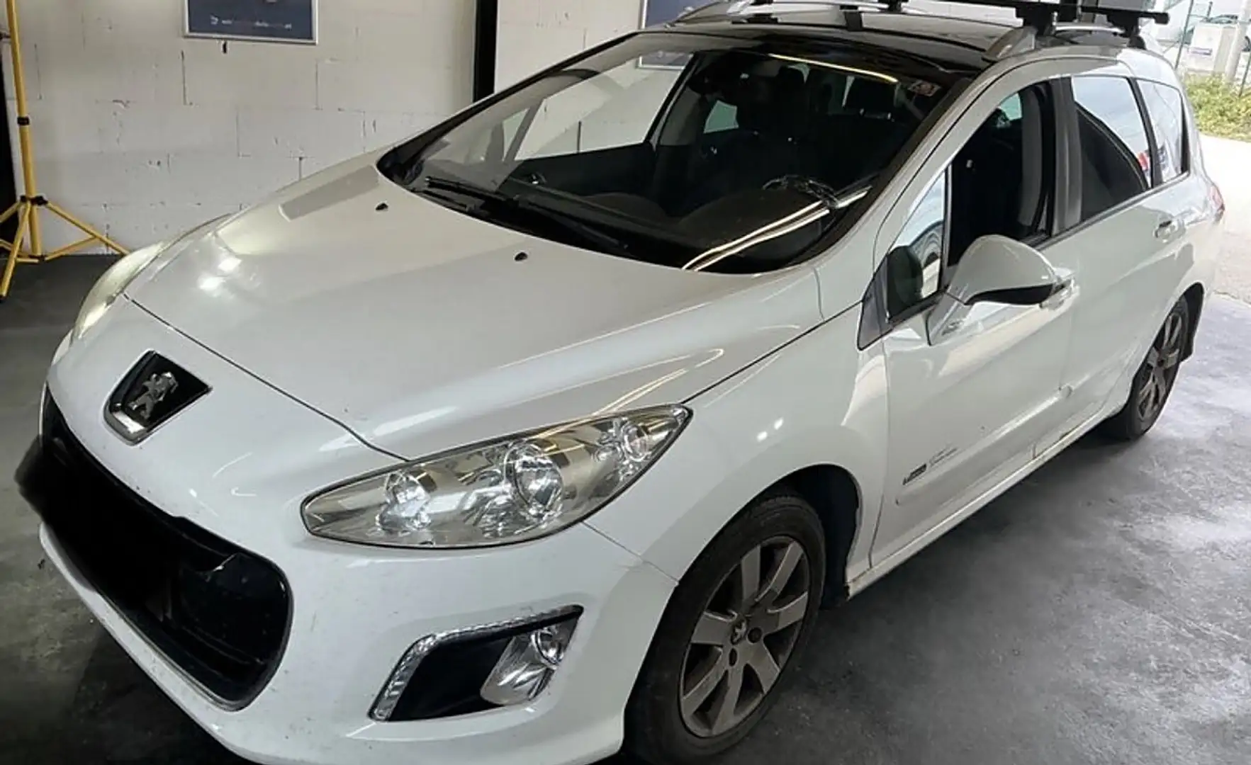 Peugeot 308 SW 1,6 HDi 95 Family 7 Sitze 08/2026 + 4 Monate Weiß - 1
