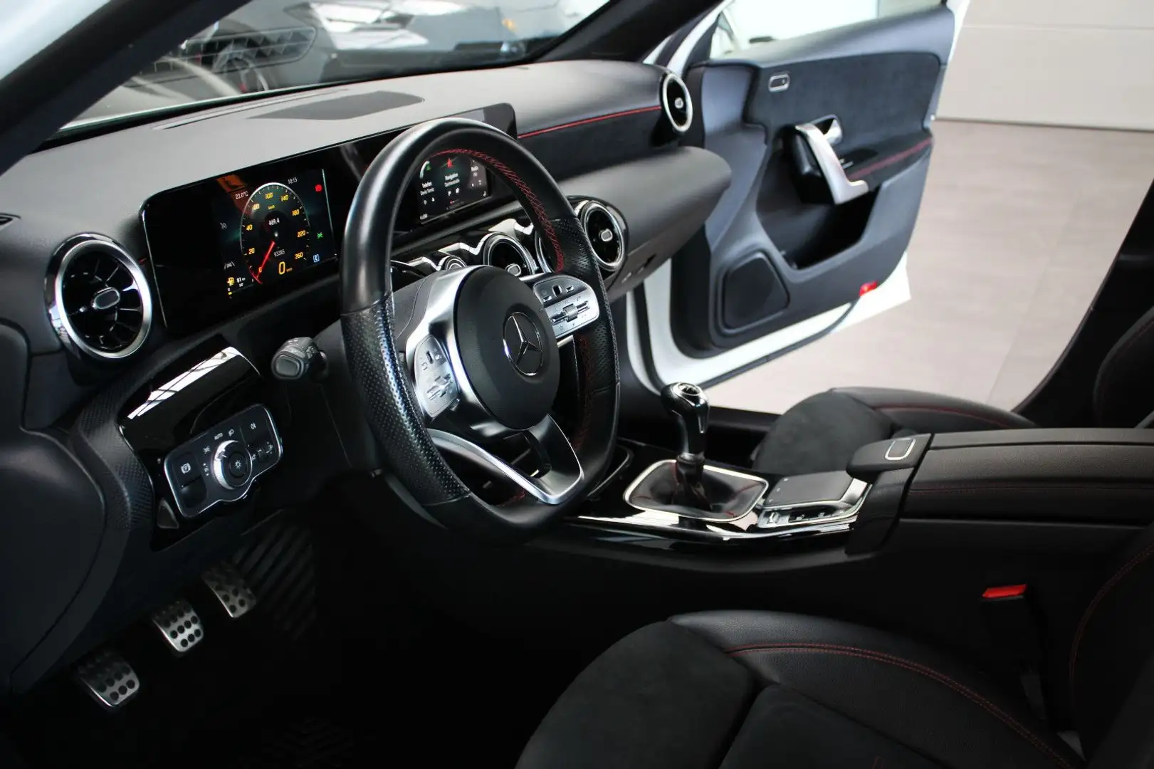 Mercedes-Benz A 180 AMG-LINE/NIGHT-PAKET/NAVI/LED/MBUX/18" AMG Weiß - 2