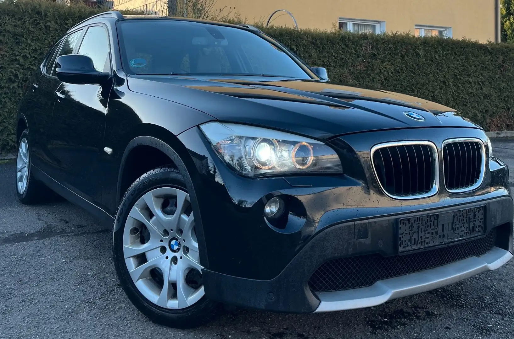 BMW X1 sDrive18d XENON PDC NAVI SPORTSITZE TOP Zwart - 1