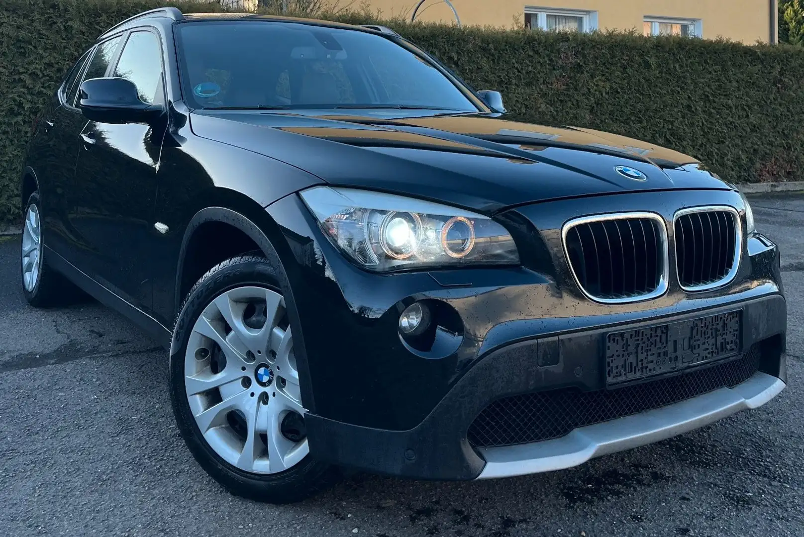 BMW X1 sDrive18d XENON PDC NAVI SPORTSITZE TOP Zwart - 2