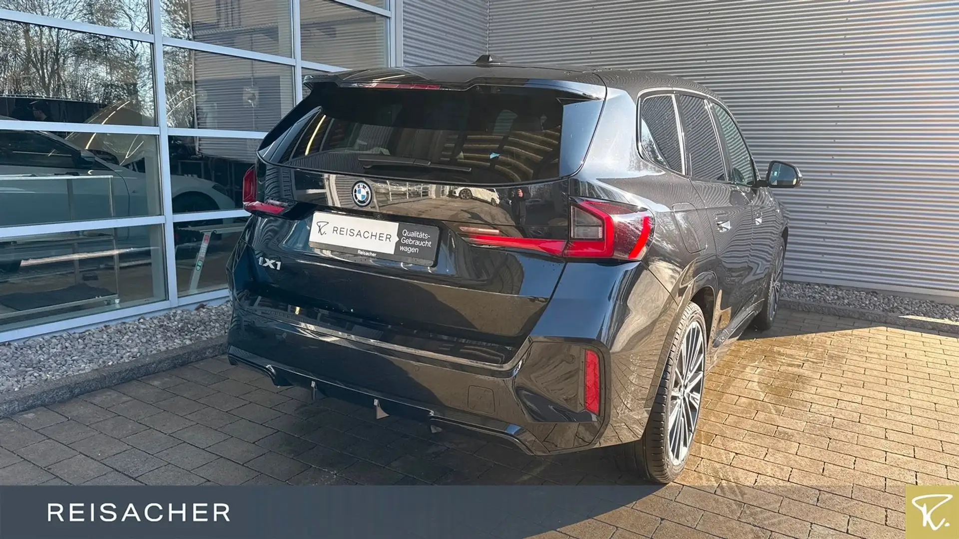 BMW iX1 IX1 A XDRIVE30 M-Sport NAVI 360° ACC HUD adLED Schwarz - 2