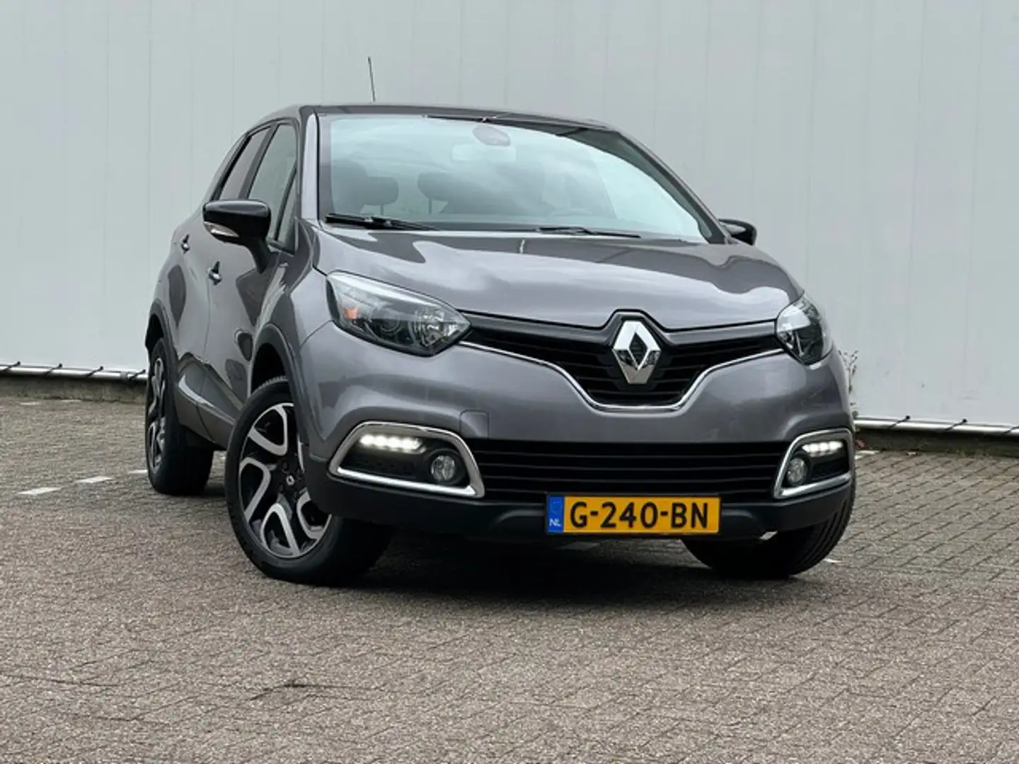 Renault Captur 0.9 TCe Limited met Navigatie, Climate Controle, T Grijs - 2