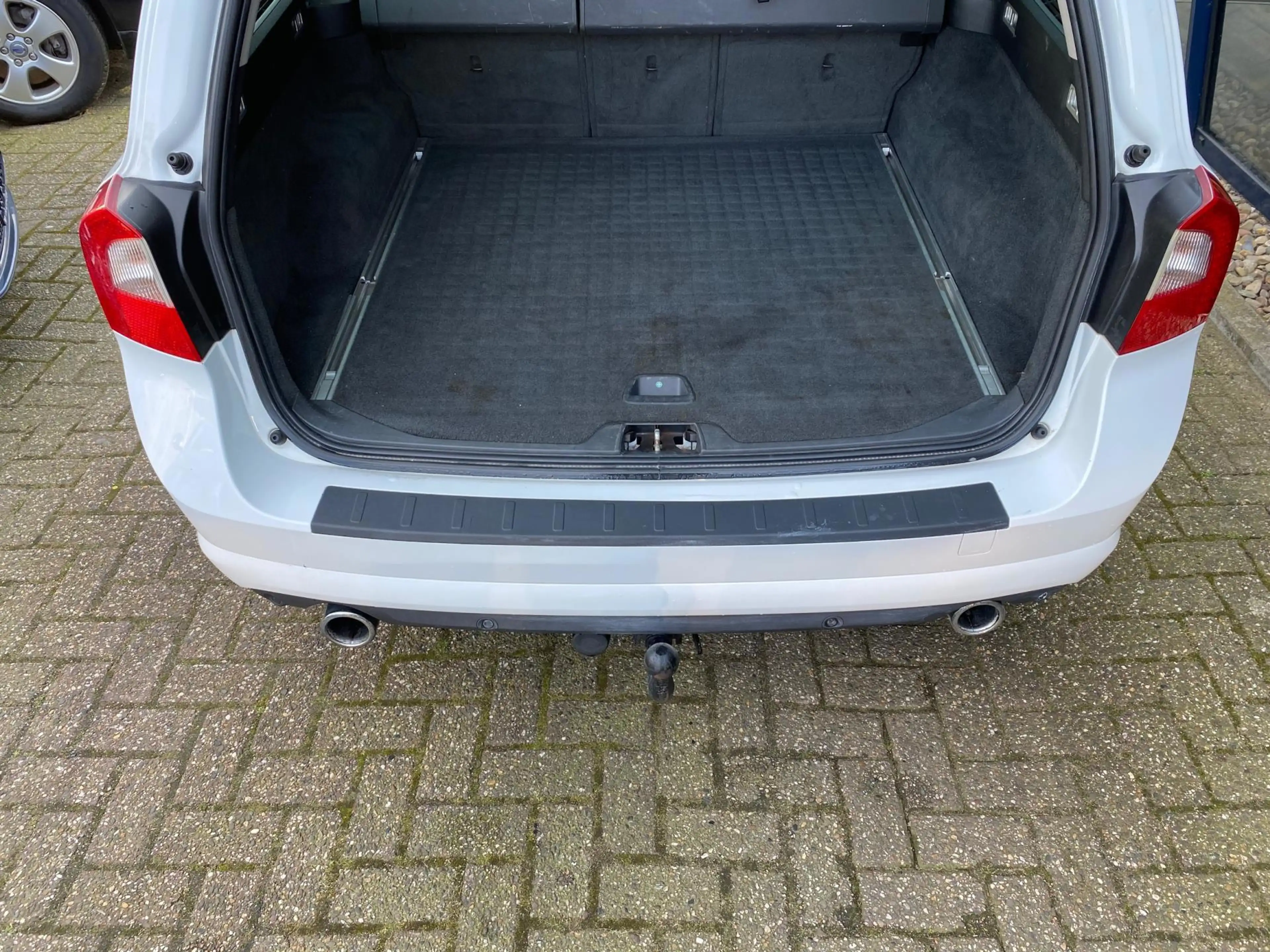 Volvo V70 2.5FT R-Design 230PK LEER / XENON / PDC / ECC — photo 13