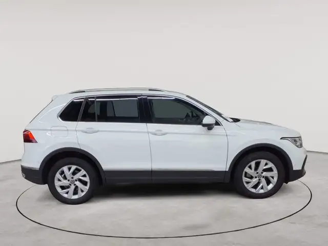 Volkswagen Tiguan view 3