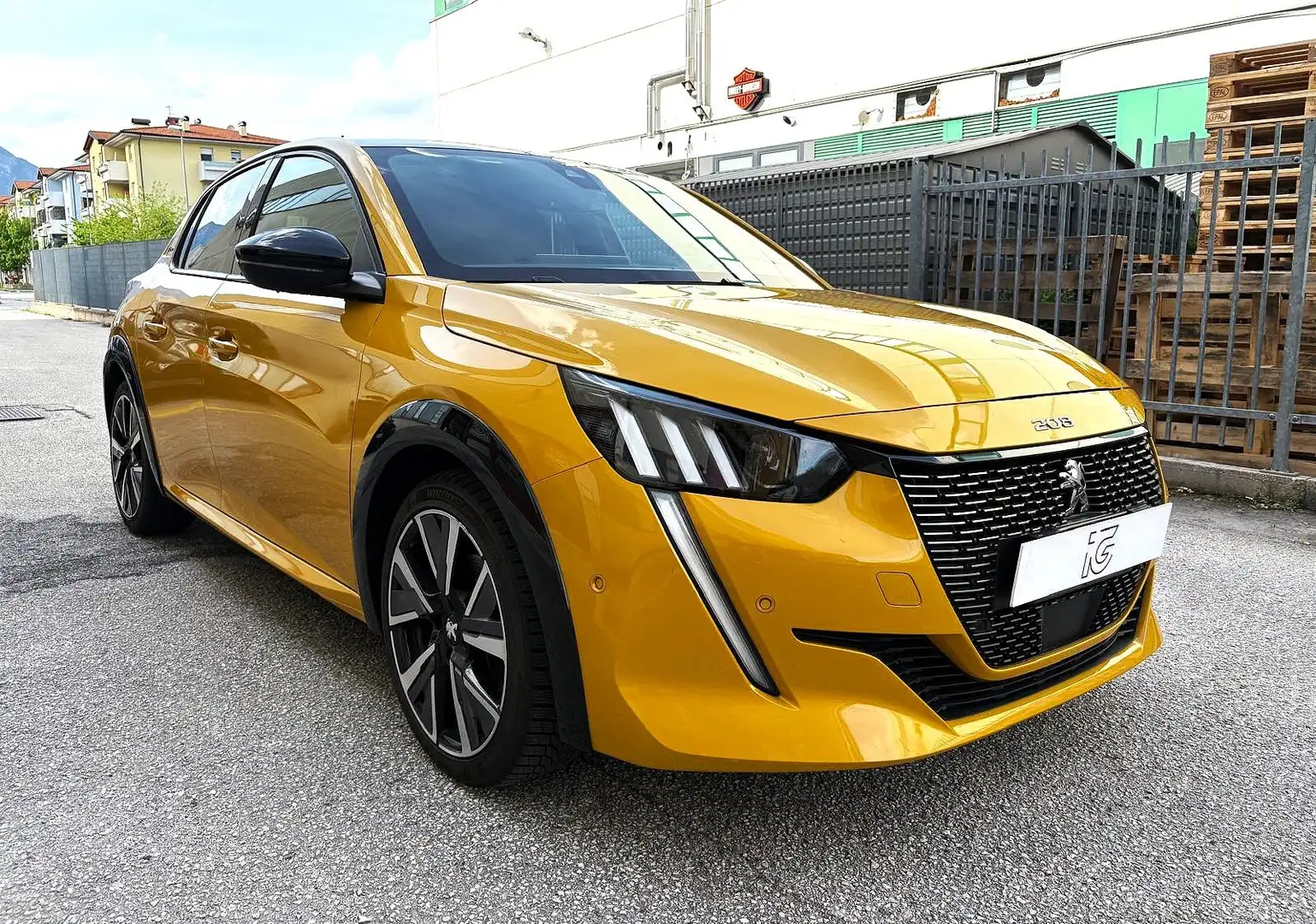 Peugeot 208 1.5 bluehdi GT Line s Gold - 2