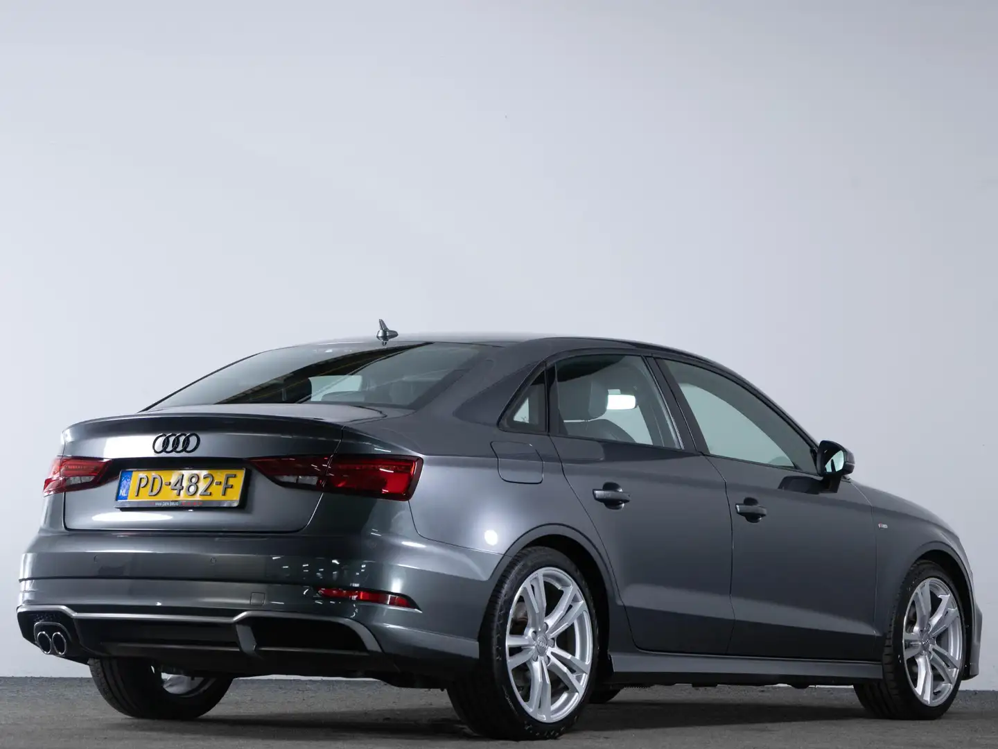 Audi A3 Limousine S-Line 1.4 TFSI 150 PK | LED | Navigatie Grijs - 2
