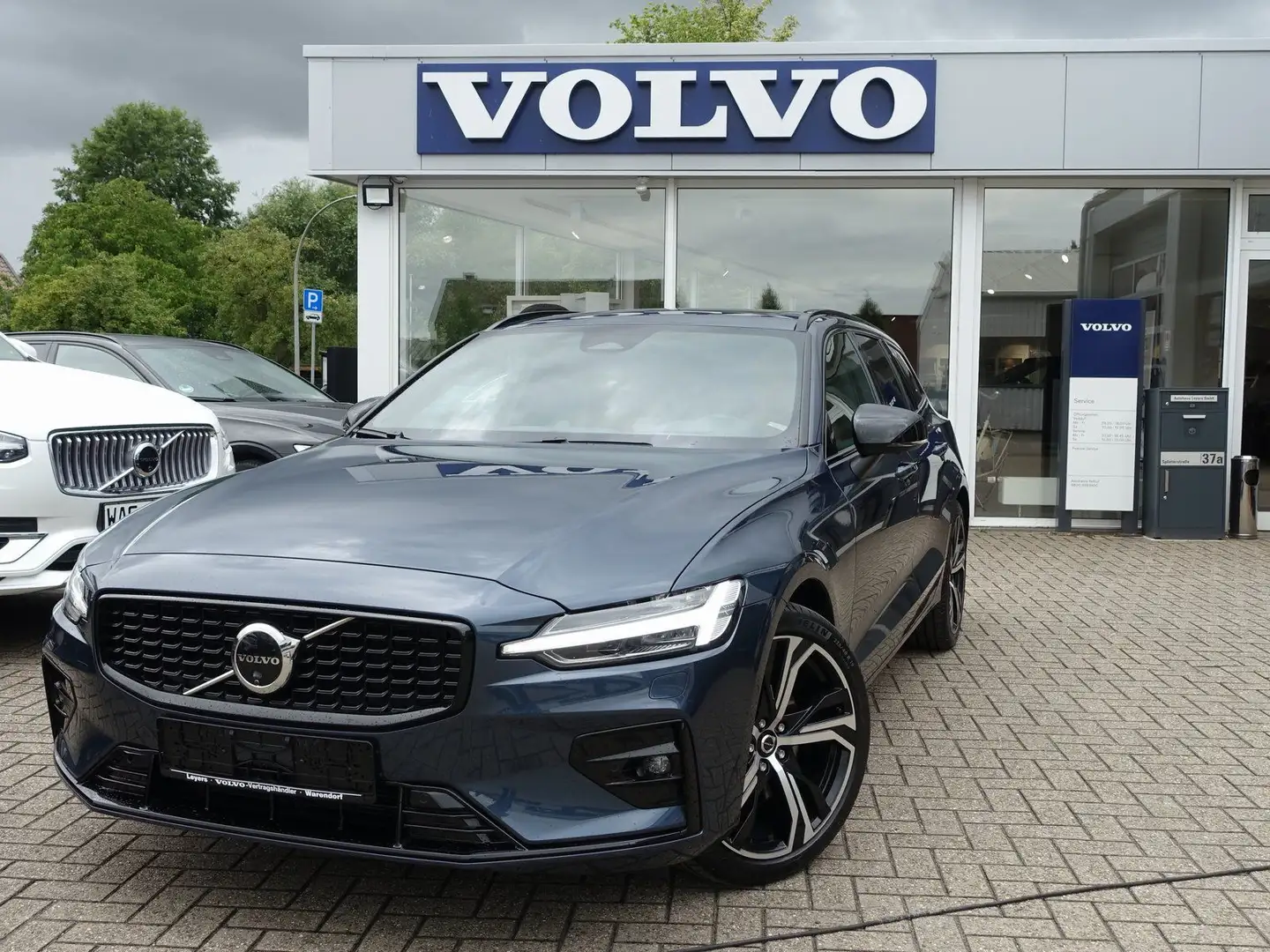 Volvo V60 Ultra B4 Dark/B&W/AHK/Pano/HeadUP/360°/BLIS Blau - 1