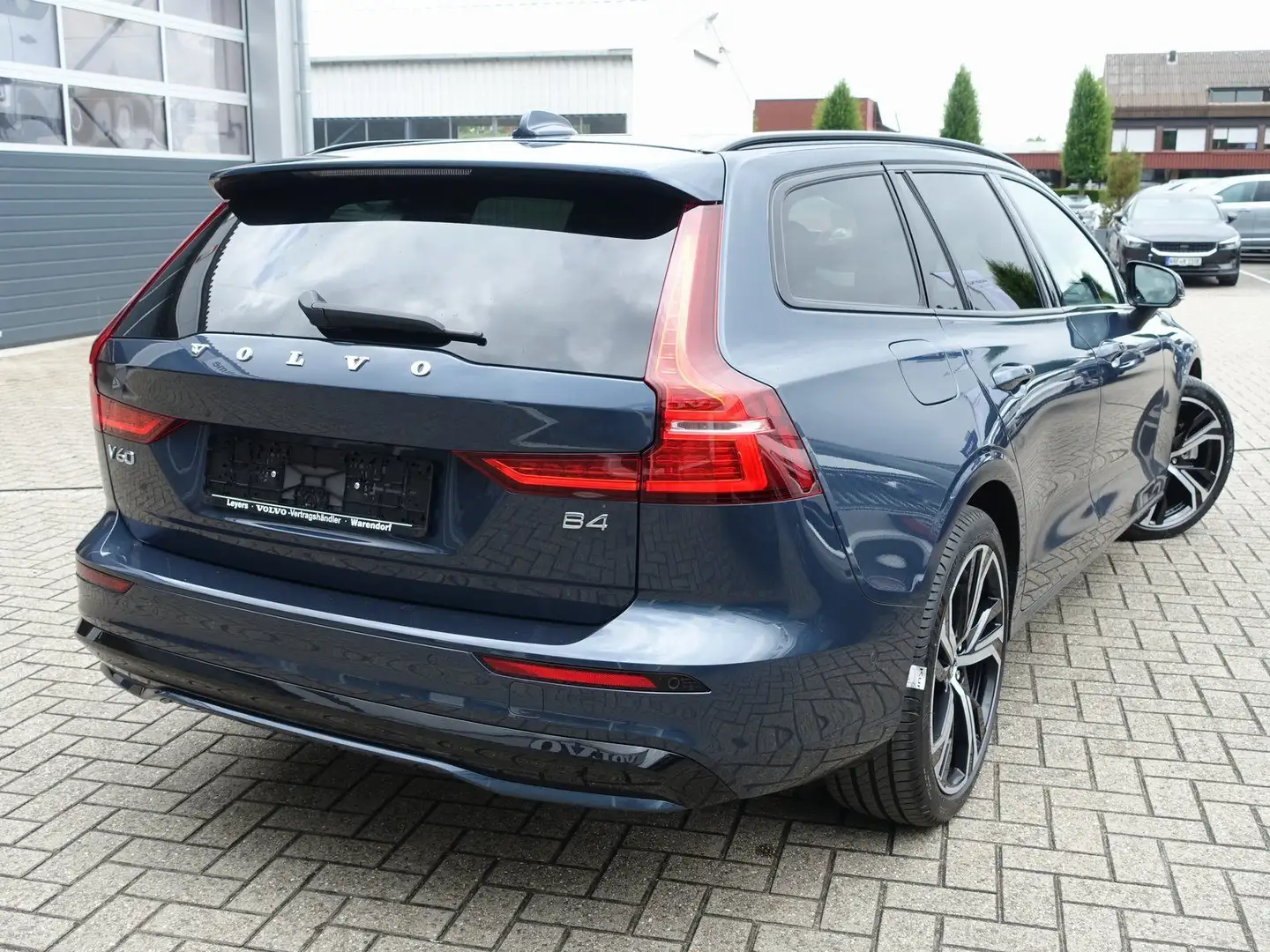 Volvo V60 Ultra B4 Dark/B&W/AHK/Pano/HeadUP/360°/BLIS Blau - 2