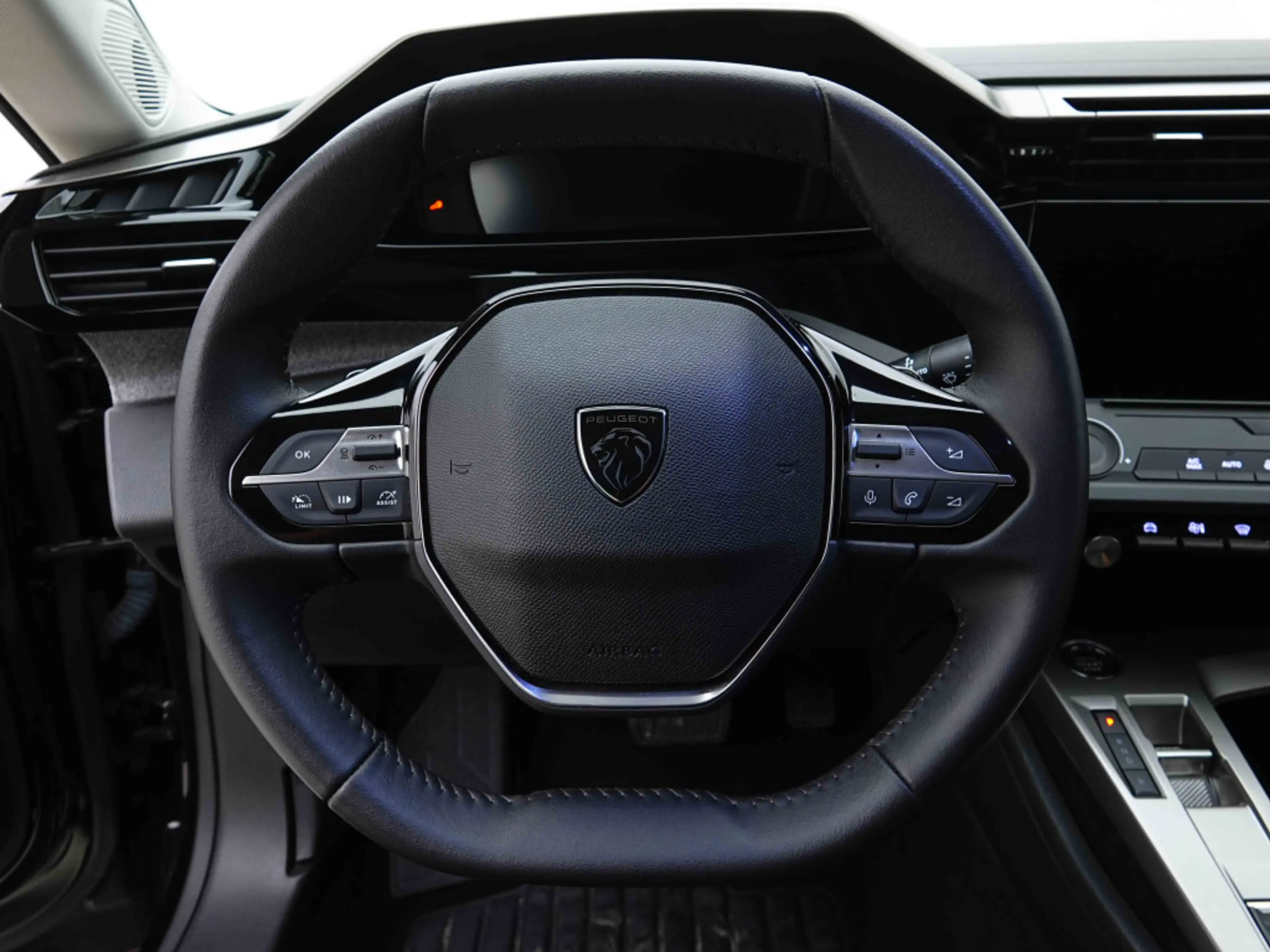 Peugeot 408 PHEV 225 | EV Range 60km | Allure | GPS | LED | Keyless | Camera — photo 9