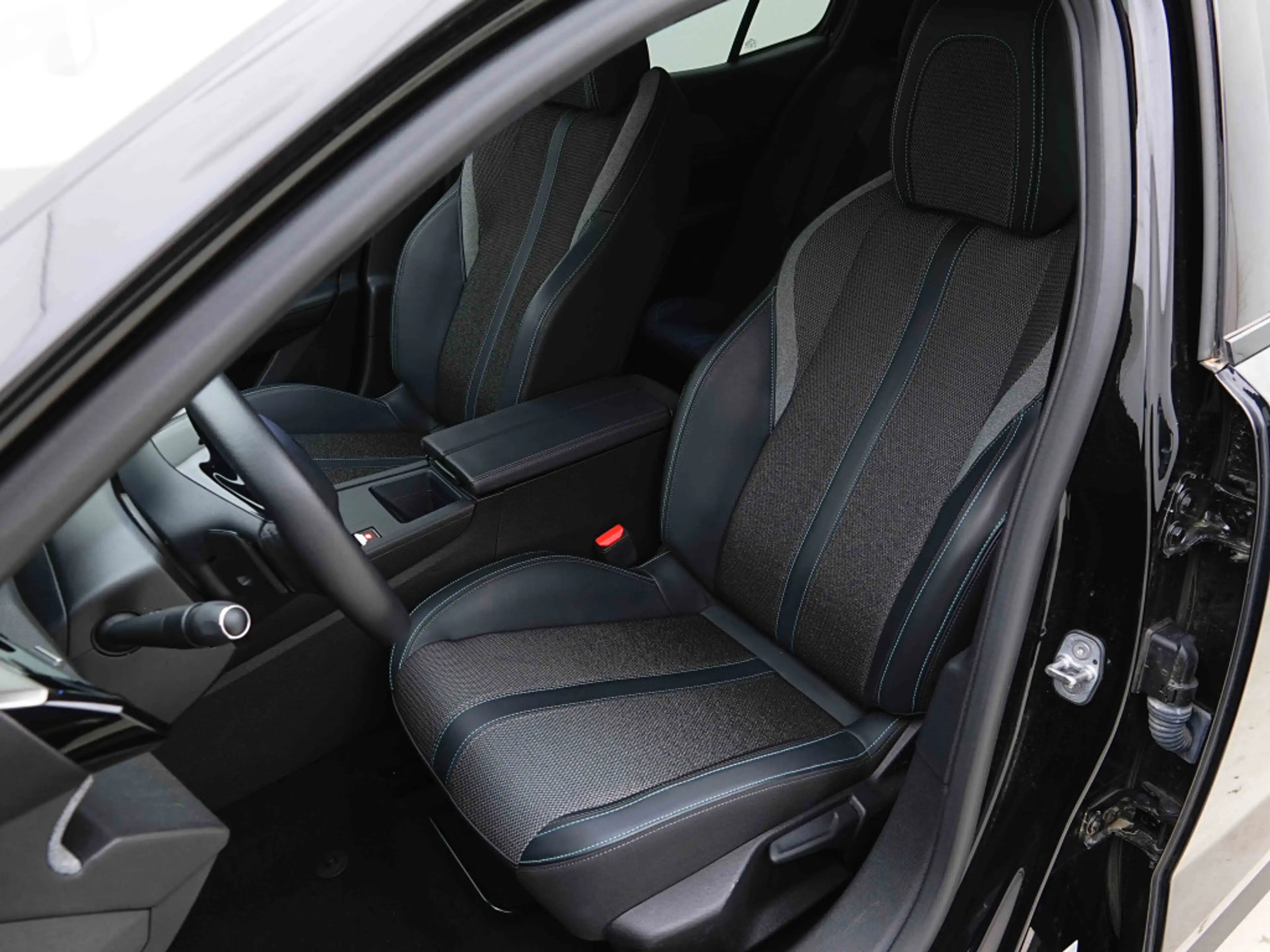 Peugeot 408 PHEV 225 | EV Range 60km | Allure | GPS | LED | Keyless | Camera — photo 7