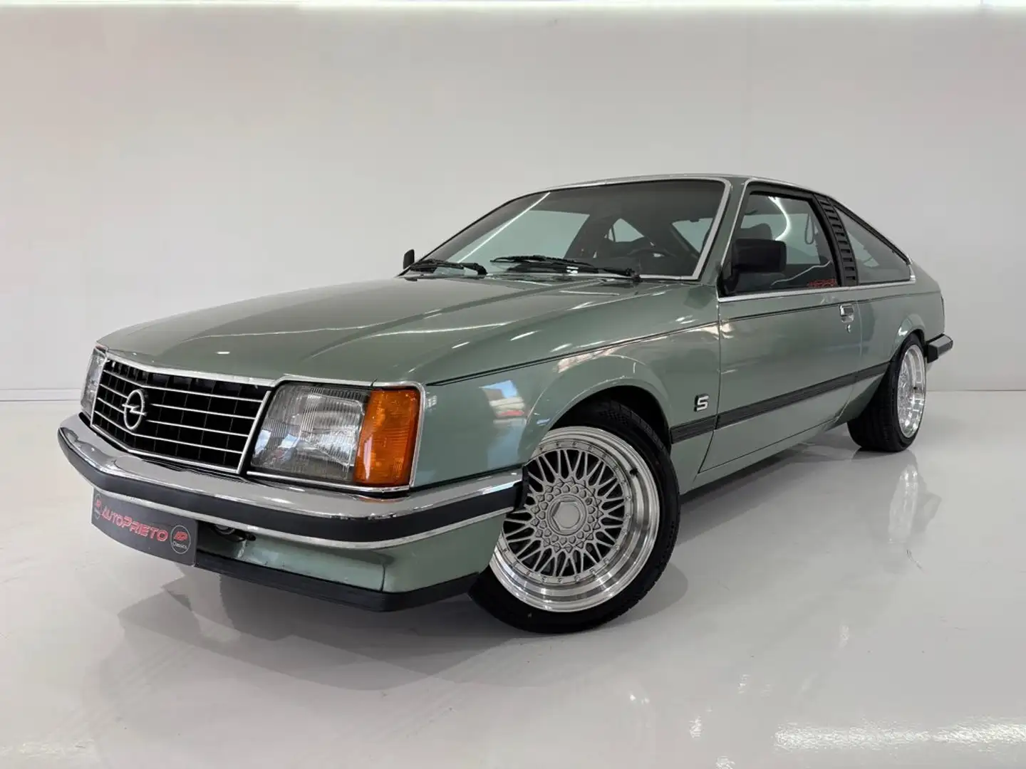 Opel Monza 3.0i Grün - 2