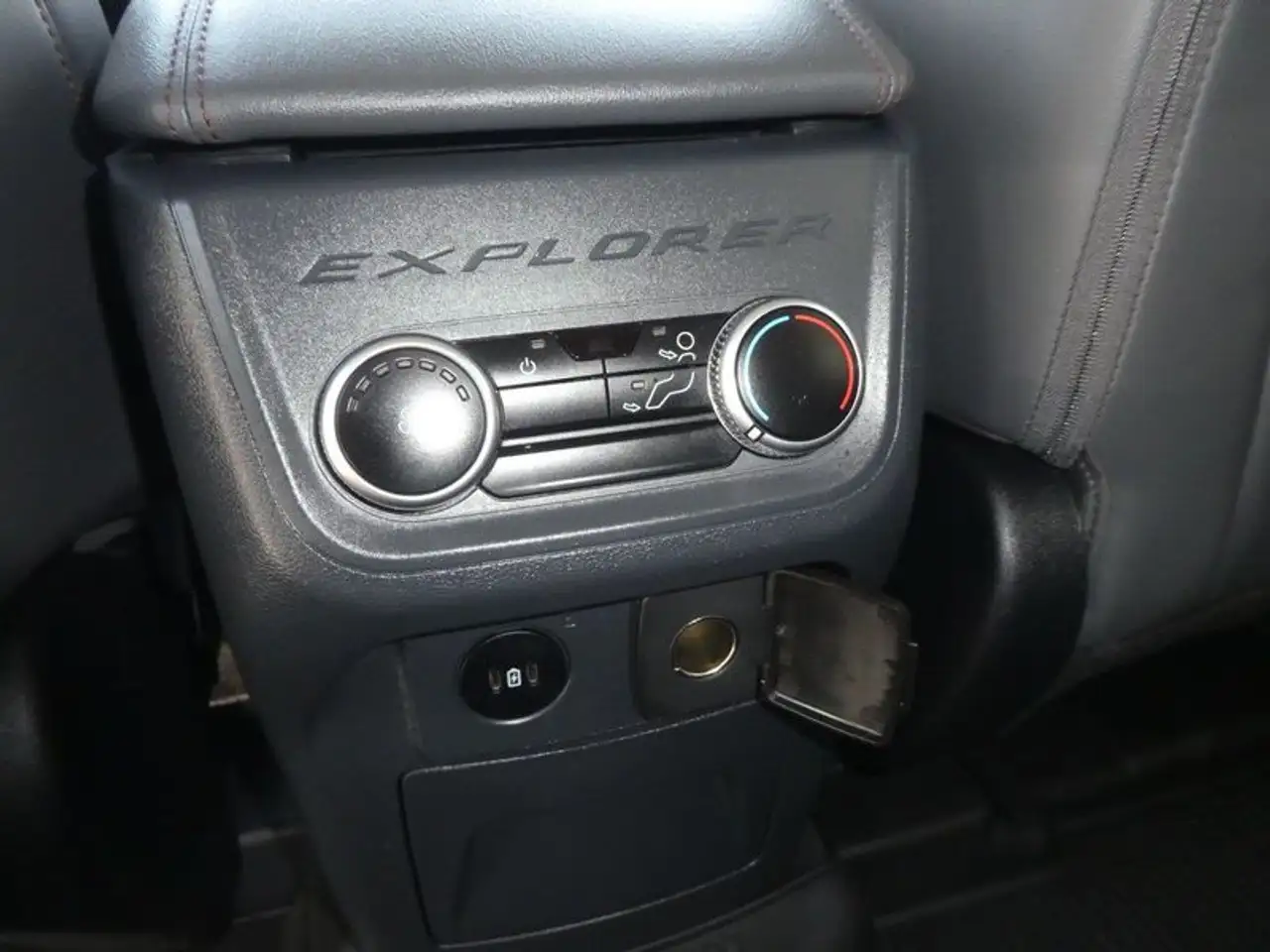 Ford Explorer photo Ford Explorer