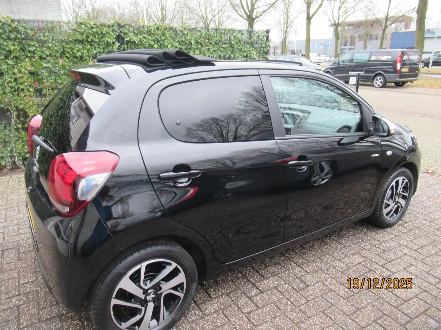 Peugeot 108 1.0 e-VTi Allure TOP! Schwarz - 2