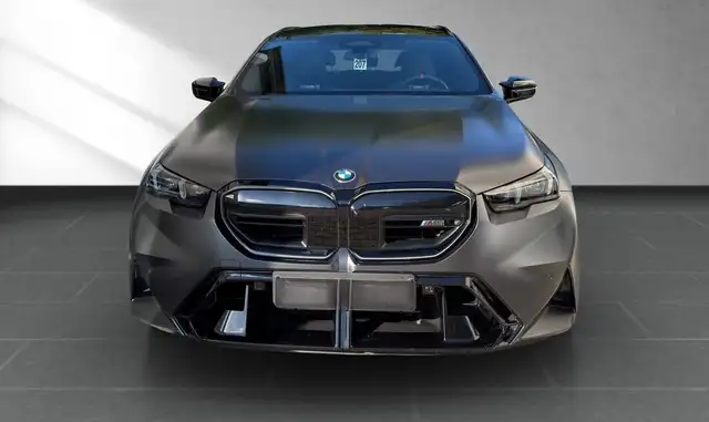 BMW M5 view 2