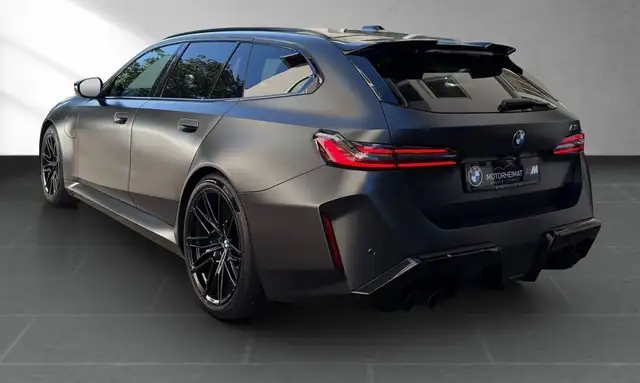 BMW M5 view 3