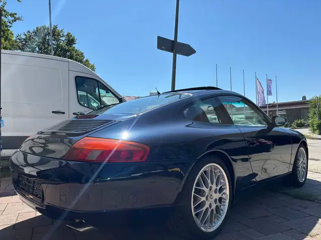 Porsche 911 view 5