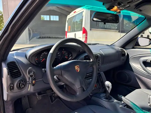 Porsche 911 view 13
