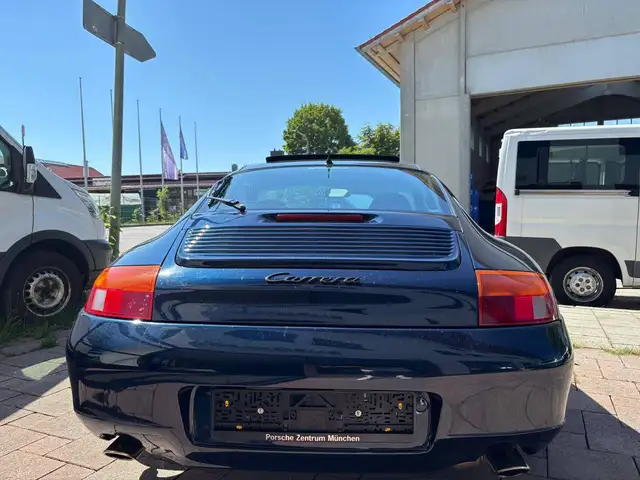 Porsche 911 view 4