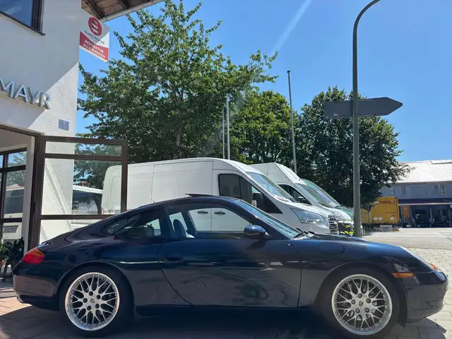 Porsche 911 view 6