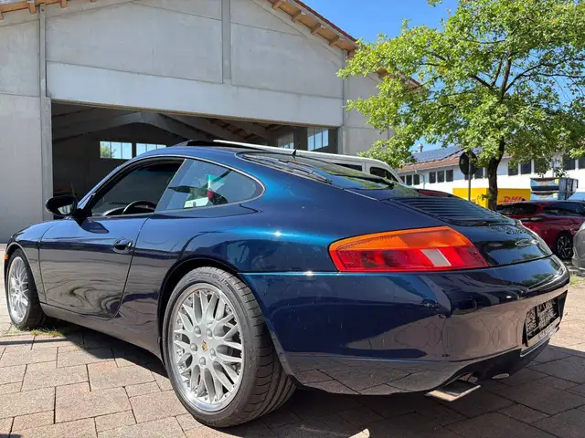 Porsche 911 view 3