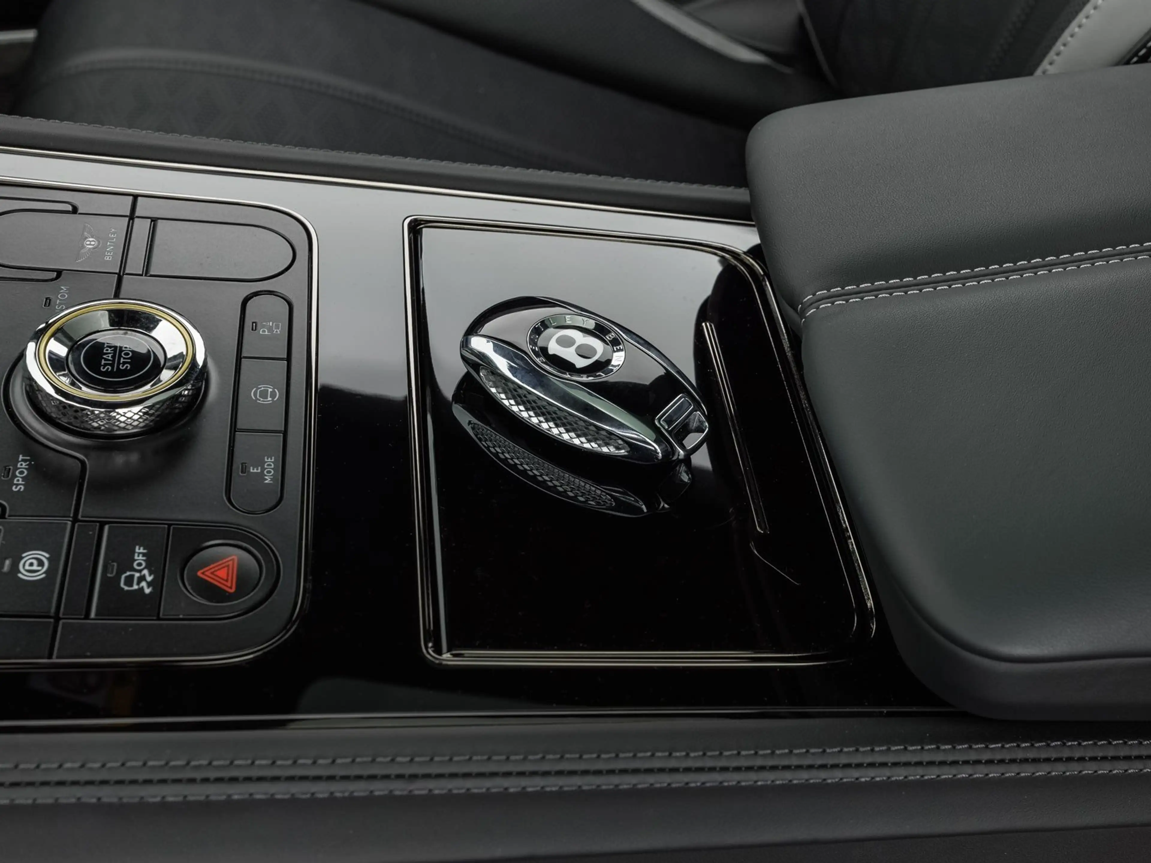 Bentley Continental GT Speed V8 Hybrid 2026 *Akra, Carbon* — photo 13