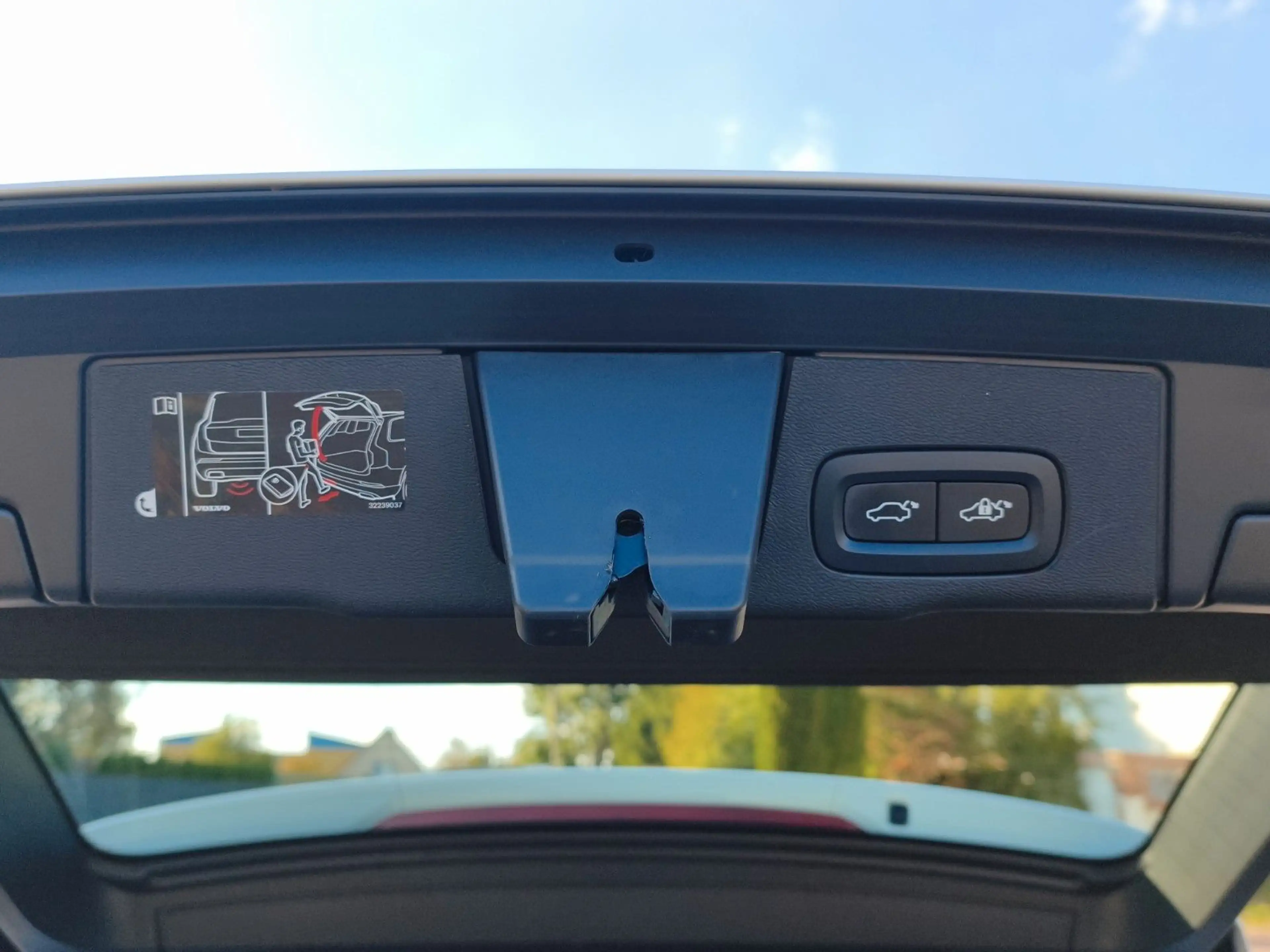 Volvo XC60 B4 Momentum Pro AWD — photo 19