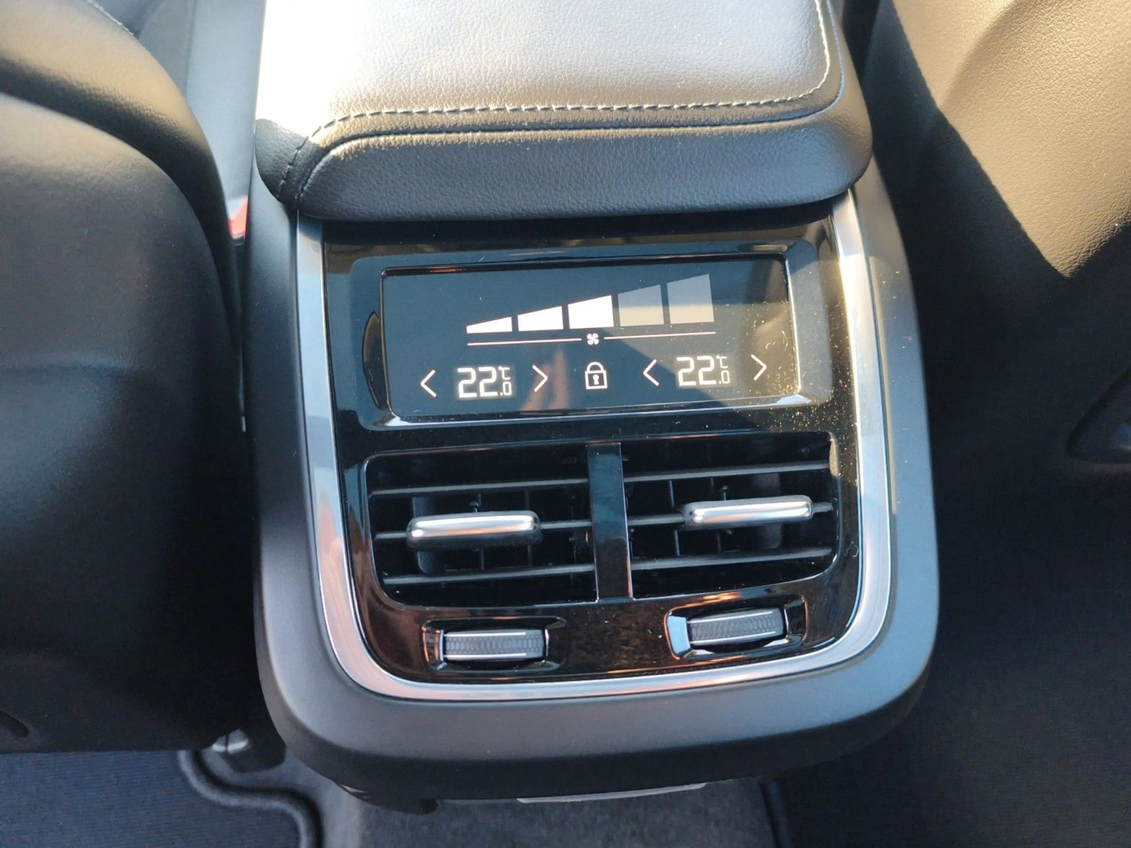 Volvo XC60 B4 Momentum Pro AWD — photo 12