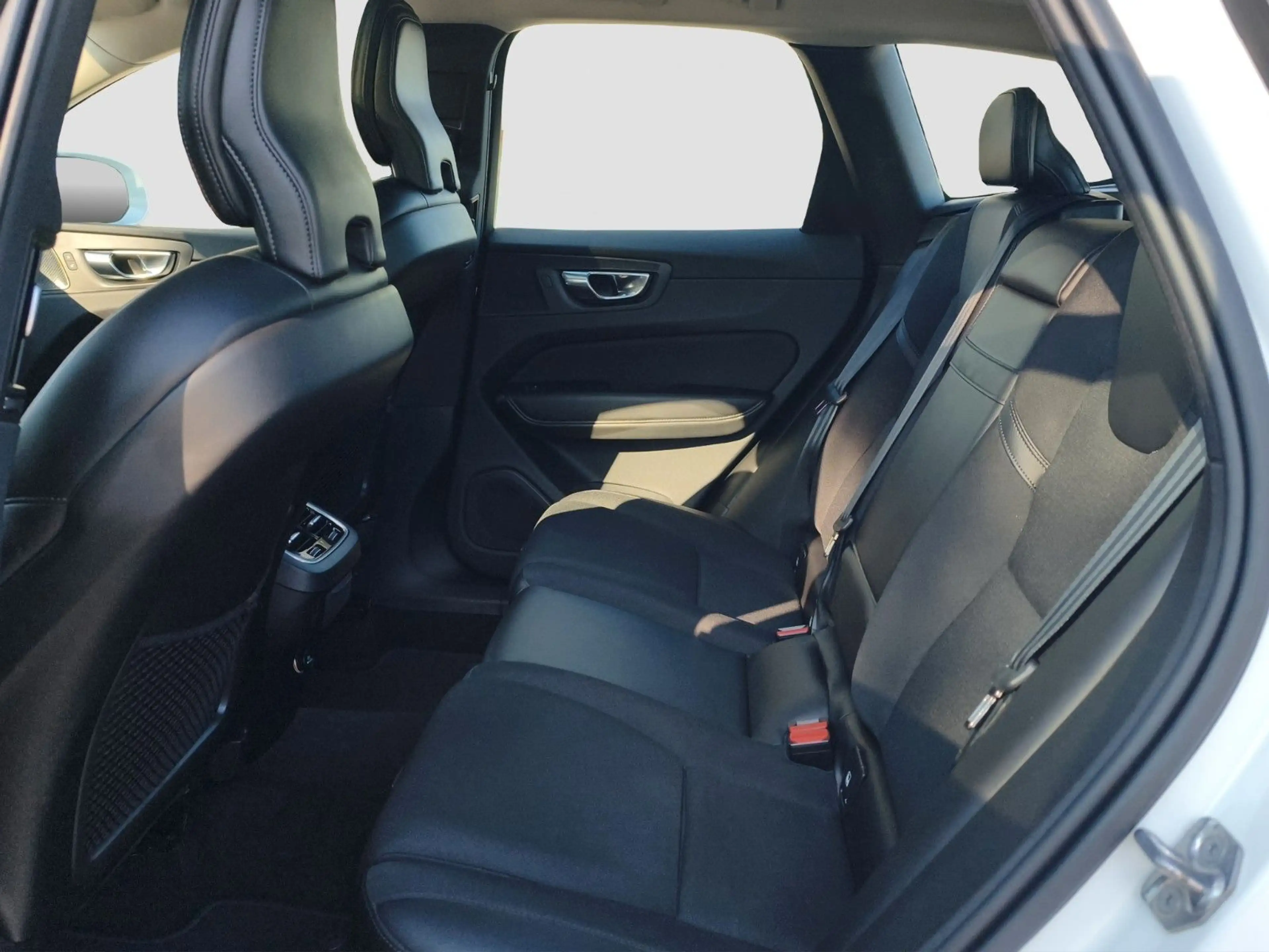 Volvo XC60 B4 Momentum Pro AWD — photo 14
