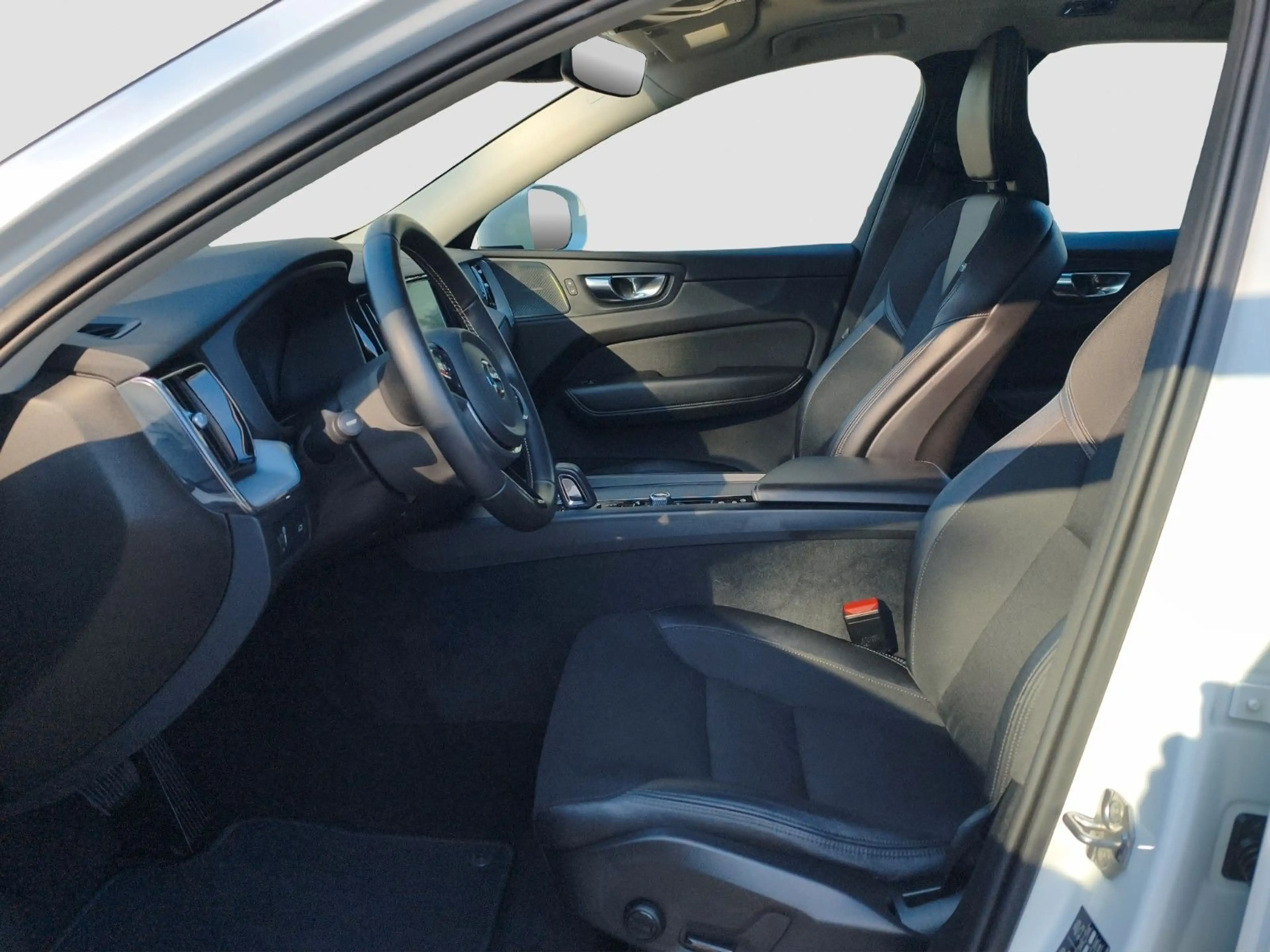 Volvo XC60 B4 Momentum Pro AWD — photo 9